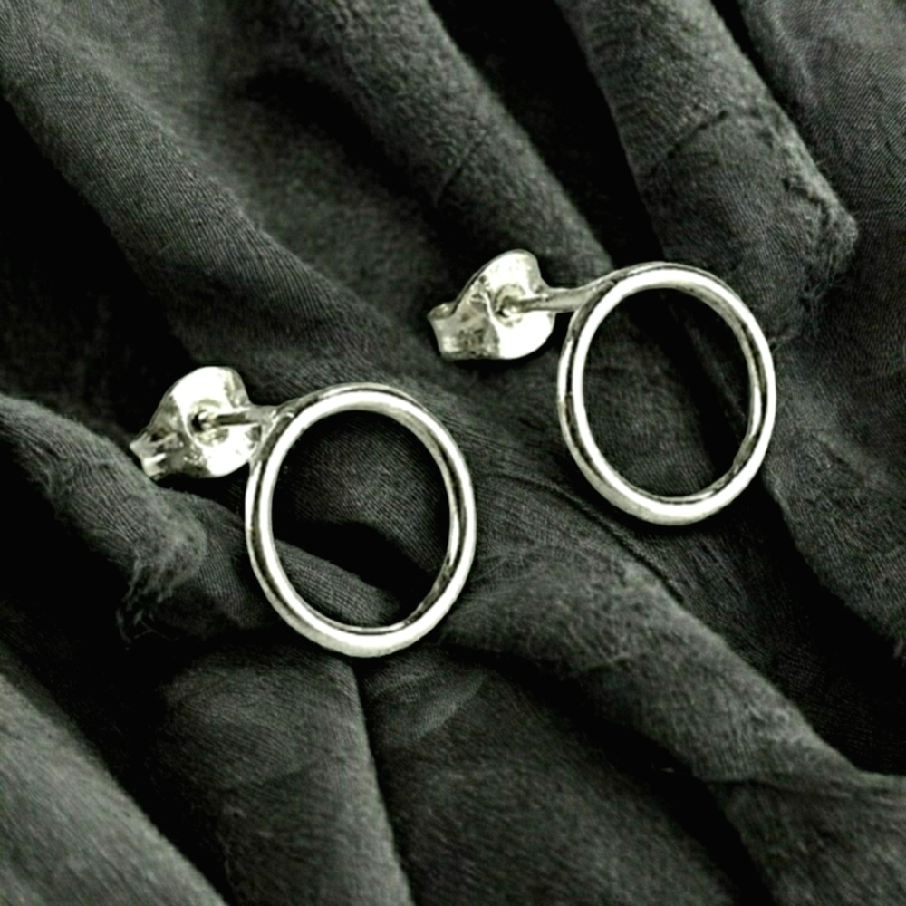 Sterling Silver: round minimalist stud earrings; nwot